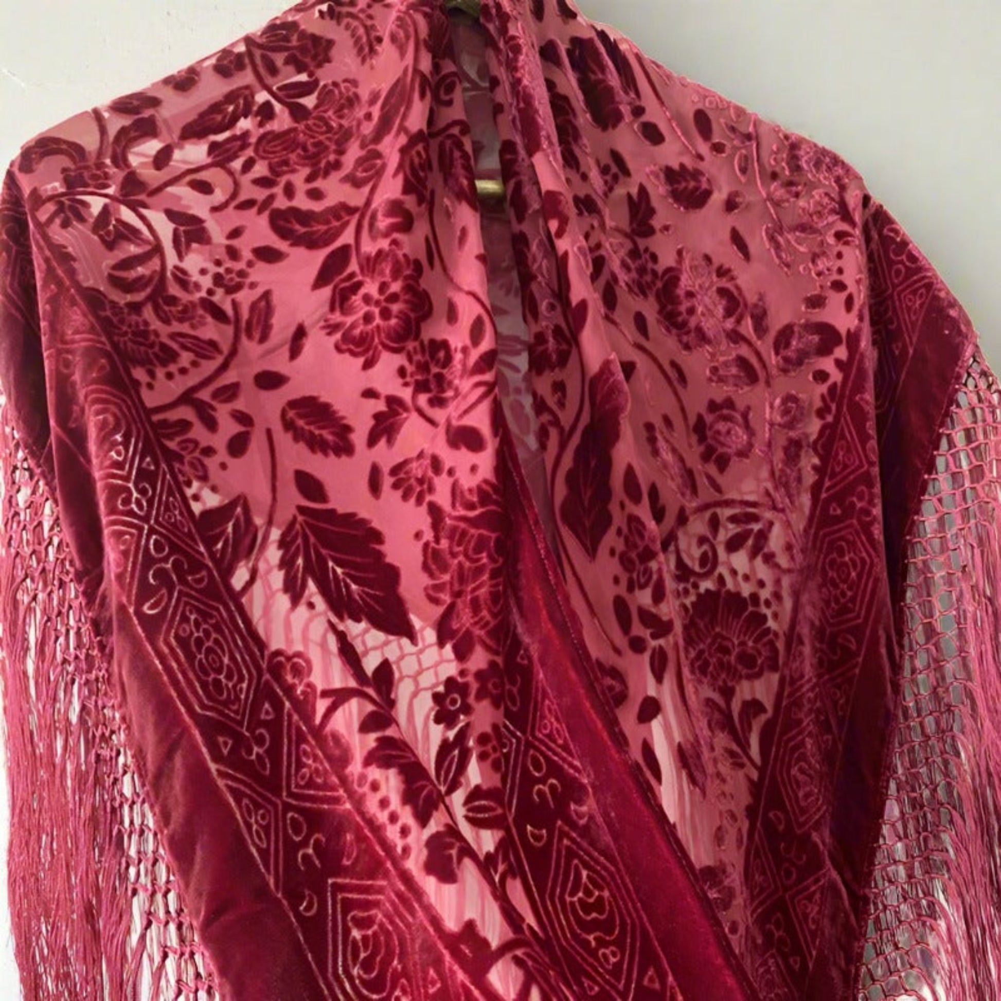 Shop our hip scarf & shawl, featuring belly dance hip scarves, coin scarves, fringe hip belts, and dance shawls. Find vibrant hip wraps, embellished shawls, and decorative dance scarves. Perfect for practice and performances, we offer a variety of styles and colors to enhance your belly dance outfits free shipping